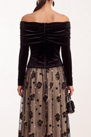 Laden Sie das Bild in den Galerie-Viewer, Schwarzes Champagner Samt A-Linie Off-the-shoulder Gerafftes Tüll Langarm Midi Hochzeitsgastkleid