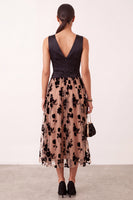 Laden Sie das Bild in den Galerie-Viewer, Schwarzer Champagner Satin A-Linie V-Ausschnitt Blumen Tüll Midi Hochzeitsgastkleid