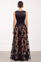 Laden Sie das Bild in den Galerie-Viewer, Schwarzes A-Linie Bateau-Hals Satin Florales Langes Festliches Kleid