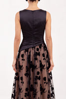 Laden Sie das Bild in den Galerie-Viewer, Schwarzes A-Linie Bateau-Hals Satin Florales Langes Festliches Kleid