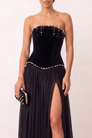 Laden Sie das Bild in den Galerie-Viewer, Schwarzes Samt A-Linie Trägerloses Plissiertes Chiffon Perlen Langes Festkleid mit Schlitz