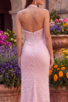 Laden Sie das Bild in den Galerie-Viewer, Pinkes Korsett-Neckholder-Meerjungfrauen-Perlen-Satinperlen-Rückenloses langes Abschlussballkleid mit Schlitz