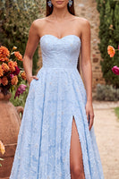 Laden Sie das Bild in den Galerie-Viewer, Blaues A-Line-Trägerloses langes Abschlussballkleid mit Blumenperlen und Schlitz
