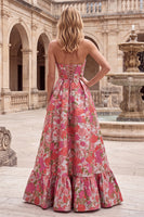 Laden Sie das Bild in den Galerie-Viewer, Rotes Geblümtes Jacquard Rüschensaum Trägerloses Langes Abschlussballkleid mit Schlitz