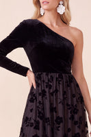 Laden Sie das Bild in den Galerie-Viewer, Schwarzes Samt A-Linie Midi Weihnachtspartykleid mit einer Schulter
