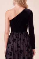 Laden Sie das Bild in den Galerie-Viewer, Schwarzes Samt A-Linie Midi Weihnachtspartykleid mit einer Schulter