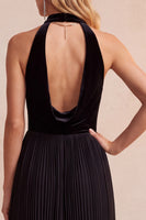 Laden Sie das Bild in den Galerie-Viewer, Schwarzes A-Linie Samt Halter Plissiertes Midi Weihnachtspartykleid mit Taschen