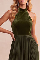 Laden Sie das Bild in den Galerie-Viewer, Schwarzes A-Linie Samt Halter Plissiertes Midi Weihnachtspartykleid mit Taschen
