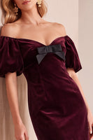 Laden Sie das Bild in den Galerie-Viewer, Burgundrotes Samt Bodycon Schulterfreies Puffärmel Kurzes Weihnachtspartykleid mit Schleife