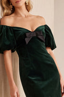 Laden Sie das Bild in den Galerie-Viewer, Burgundrotes Samt Bodycon Schulterfreies Puffärmel Kurzes Weihnachtspartykleid mit Schleife