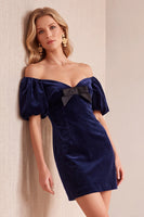 Laden Sie das Bild in den Galerie-Viewer, Burgundrotes Samt Bodycon Schulterfreies Puffärmel Kurzes Weihnachtspartykleid mit Schleife