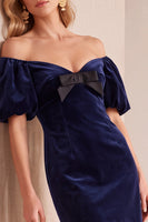 Laden Sie das Bild in den Galerie-Viewer, Burgundrotes Samt Bodycon Schulterfreies Puffärmel Kurzes Weihnachtspartykleid mit Schleife