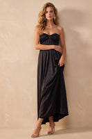 Laden Sie das Bild in den Galerie-Viewer, Schwarzes A-Linie Satin Trägerloses Gerafftes Langes Hochzeitsgastkleid