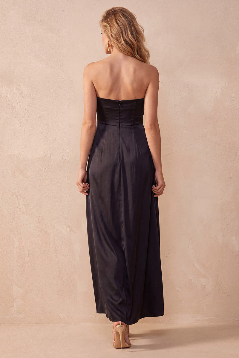 Laden Sie das Bild in den Galerie-Viewer, Schwarzes A-Linie Satin Trägerloses Gerafftes Langes Hochzeitsgastkleid