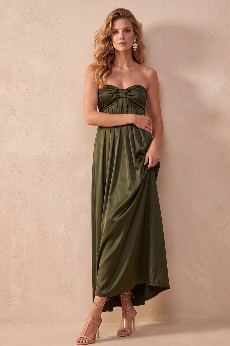 Laden Sie das Bild in den Galerie-Viewer, Schwarzes A-Linie Satin Trägerloses Gerafftes Langes Hochzeitsgastkleid
