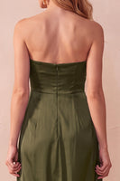 Laden Sie das Bild in den Galerie-Viewer, Schwarzes A-Linie Satin Trägerloses Gerafftes Langes Hochzeitsgastkleid