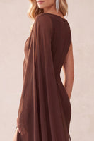Laden Sie das Bild in den Galerie-Viewer, Kaffee Scheide Chiffon Ein schulter Langes Hochzeitsgastkleid mit Umhang