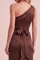 Laden Sie das Bild in den Galerie-Viewer, Olive Satin Scheide Eine Schulter Gerafftes Langes Hochzeitsgastkleid mit Schärpe