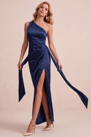 Laden Sie das Bild in den Galerie-Viewer, Olive Satin Scheide Eine Schulter Gerafftes Langes Hochzeitsgastkleid mit Schärpe