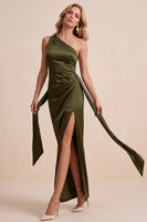 Laden Sie das Bild in den Galerie-Viewer, Olive Satin Scheide Eine Schulter Gerafftes Langes Hochzeitsgastkleid mit Schärpe