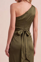 Laden Sie das Bild in den Galerie-Viewer, Olive Satin Scheide Eine Schulter Gerafftes Langes Hochzeitsgastkleid mit Schärpe