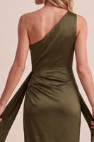 Laden Sie das Bild in den Galerie-Viewer, Olive Satin Scheide Eine Schulter Gerafftes Langes Hochzeitsgastkleid mit Schärpe
