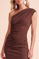Laden Sie das Bild in den Galerie-Viewer, Kaffee Scheide Gerafftes Maxi-Hochzeitsgastkleid mit einer Schulter und Schlitz