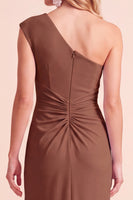 Laden Sie das Bild in den Galerie-Viewer, Kaffee Scheide Gerafftes Maxi-Hochzeitsgastkleid mit einer Schulter und Schlitz