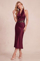 Laden Sie das Bild in den Galerie-Viewer, Burgunderrotes Sheath Cowl Neckholder Satin Midi Hochzeitsgastkleid mit Spitze