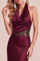 Laden Sie das Bild in den Galerie-Viewer, Burgunderrotes Sheath Cowl Neckholder Satin Midi Hochzeitsgastkleid mit Spitze