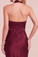Laden Sie das Bild in den Galerie-Viewer, Burgunderrotes Sheath Cowl Neckholder Satin Midi Hochzeitsgastkleid mit Spitze