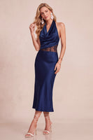 Laden Sie das Bild in den Galerie-Viewer, Burgunderrotes Sheath Cowl Neckholder Satin Midi Hochzeitsgastkleid mit Spitze
