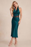 Laden Sie das Bild in den Galerie-Viewer, Burgunderrotes Sheath Cowl Neckholder Satin Midi Hochzeitsgastkleid mit Spitze