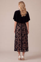 Laden Sie das Bild in den Galerie-Viewer, Schwarzes A-Linie Samt Rundhals Print Midi Weihnachtspartykleid mit Capelet