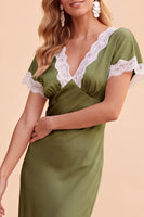Laden Sie das Bild in den Galerie-Viewer, Blush Sheath V-Ausschnitt Flutter-Ärmel Midi Weihnachtspartykleid mit Spitze