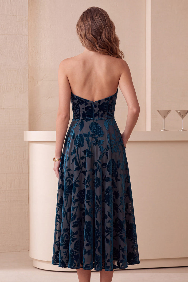 Laden Sie das Bild in den Galerie-Viewer, Marineblau A-Linien Ohne Träger Blumenmuster Midi Samt Kleid mit Taschen