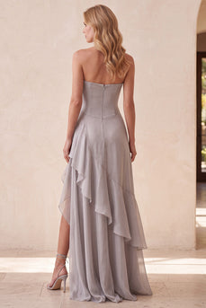 Silbernes Pailletten Trägerloses Chiffon Gestuftes A-Linie Langes Festkleid mit Rüschenschlitz