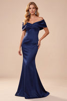 Laden Sie das Bild in den Galerie-Viewer, Dunkelblaues Schulterloses Satin Gerafftes Langes Festkleid