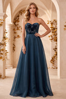 Laden Sie das Bild in den Galerie-Viewer, Marineblaues A-Linie Trägerloses Samt Organza Langes Festkleid