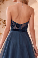 Laden Sie das Bild in den Galerie-Viewer, Marineblaues A-Linie Trägerloses Samt Organza Langes Festkleid
