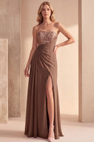 Laden Sie das Bild in den Galerie-Viewer, Kaffee A-Linie Trägerloses Gerafftes Chiffon Maxi Abendkleid mit Perlen