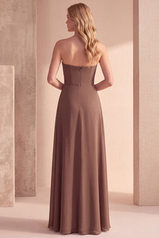 Kaffee A-Linie Trägerloses Gerafftes Chiffon Maxi Abendkleid mit Perlen