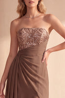 Laden Sie das Bild in den Galerie-Viewer, Kaffee A-Linie Trägerloses Gerafftes Chiffon Maxi Abendkleid mit Perlen