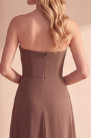 Laden Sie das Bild in den Galerie-Viewer, Kaffee A-Linie Trägerloses Gerafftes Chiffon Maxi Abendkleid mit Perlen