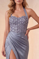 Laden Sie das Bild in den Galerie-Viewer, Staubblaues Halter Gerafftes Satin Abendkleid mit 3D-Blume