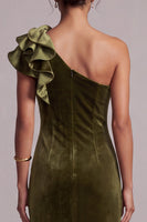 Laden Sie das Bild in den Galerie-Viewer, Olive Samt Sheath Rüschen Einschulter Langes Festkleid mit Schlitz