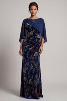 Laden Sie das Bild in den Galerie-Viewer, Dunkelblaues Bateau-Mantel Samtkragen Langes Festkleid mit Chiffon-Cape