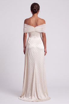 Elfenbein Scheide Schulterfreies Hoch niedriges Satin Gerafftes Langes Festkleid mit Perlenbesatz