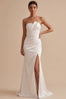 Laden Sie das Bild in den Galerie-Viewer, Weißes Meerjungfrauen Satin Trägerloses Gerafftes Maxi Hochzeitskleid mit Schlitz