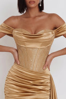 Laden Sie das Bild in den Galerie-Viewer, Goldenes Schulterloses Gerafftes Satin Cocktailkleid mit Perlen und Drapierung